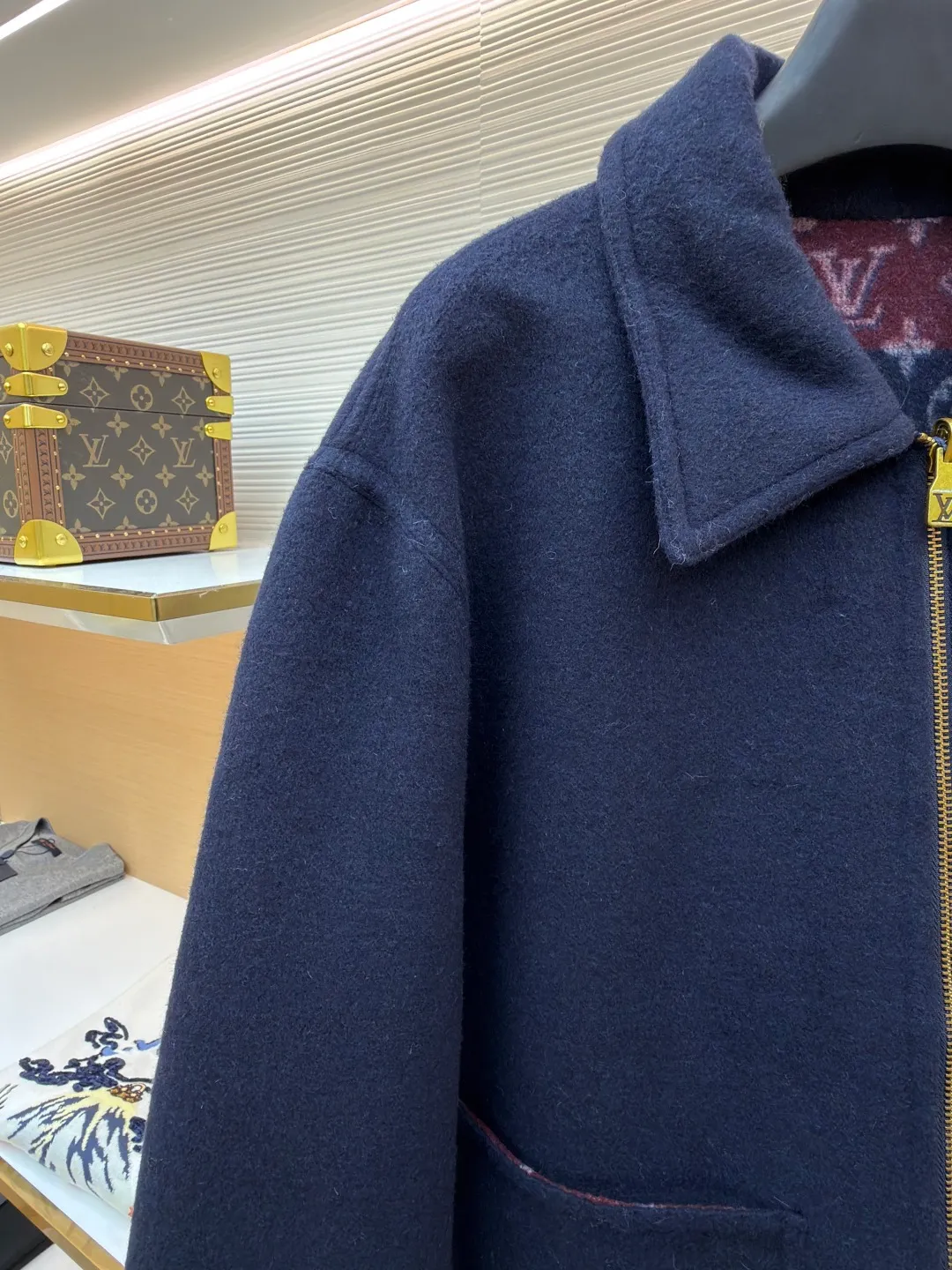 LOUIS VUITTON double-sided workwear wool jacket ●Original version: purchased and developed for 30,000 ●Item number: 1682367-E65 ●Fabric: sheep wool fabric ●Technology: jacquard production ●Color: red and blue ●Version: fitted version ●Weight: about 925 grams ●Size: 44-46-48-50 ●Description: Customized luxurious and soft double-woven high-density cashmere silk cloth (sheep wool content is up to 90%) Rough but soft, solid and fluffy, like clouds wrapped in the warm winter sun, using a color rebellion to redefine the luxury logic of double-wearing. On the one hand, there is untamed fantasy. Red and blue tear wild tension on the wool fabric. The Monogram presbyopia is disassembled and reorganized, allowing the century-old totem to continue to burn in the contemporary context. On the other hand, it is plain ambition. Only a metal LV logo is embellished on the breast pocket. With a crisp silhouette and delicate texture, it silently declares that luxury never needs to be printed all over. The aura is as broad as the territory. There is no need to change clothes. Turning is the ritual from battlefield to feast. The sense of luxury exudes from the inside out. The style is never shackles. Fabric jacquard technology: By weaving a full-width Monogram jacquard texture on the surface of the fabric, the interweaving method of warp and weft lines is controlled, and the interweaving density and tension of the yarns are precisely controlled to make it more three-dimensional. Jingyi Double Lip Hidden Check Sewing Bag Process Positioning and tracing - bag opening and cutting - double lip shaping - bag cloth sewing - invisible grid lining - final inspection and ironing. No machine foot intervention in the whole process. Purely manual operation, infrared positioning cutting machine to achieve precise positioning of materials through infrared emitters and infrared receivers. The accuracy can reach the micron level, thereby meeting the effect of high-precision cutting of alignment strips. The overall wiring is straight and delicate, the fabric is comfortable and soft, and the color is consistent without color difference. It can be matched with the same style to create a fashionable look and control various occasions. Customized accessories, complete with three standards, same style for men and women!
